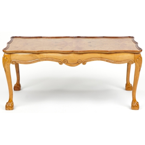 1075 - A late 20th century Queen Anne style walnut coffee table raised on carved cabriole legs, 46cm H x 10... 