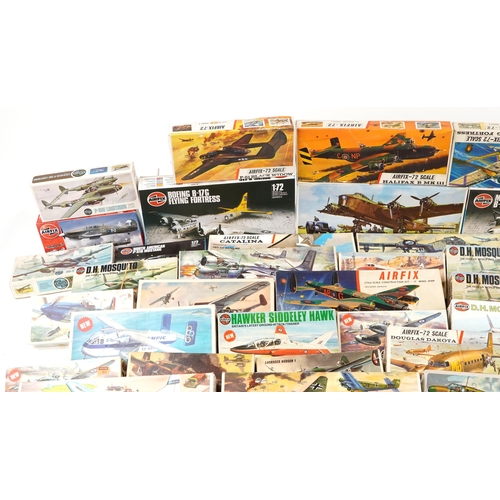 553 - A collection of Airfix 1:72 scale model kits including D.H. Mosquito, Halifax B MK III, Sunderland I... 