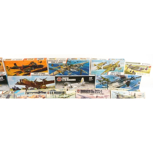 553 - A collection of Airfix 1:72 scale model kits including D.H. Mosquito, Halifax B MK III, Sunderland I... 