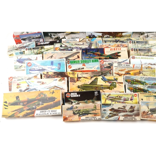 553 - A collection of Airfix 1:72 scale model kits including D.H. Mosquito, Halifax B MK III, Sunderland I... 