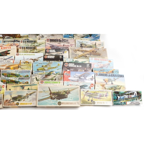 553 - A collection of Airfix 1:72 scale model kits including D.H. Mosquito, Halifax B MK III, Sunderland I... 