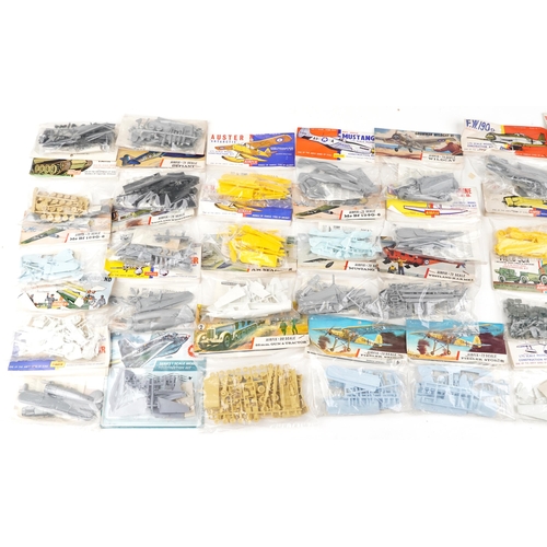 553 - A collection of Airfix 1:72 scale model kits including D.H. Mosquito, Halifax B MK III, Sunderland I... 