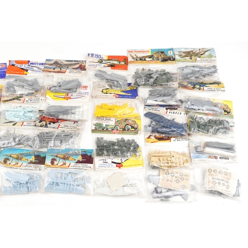 553 - A collection of Airfix 1:72 scale model kits including D.H. Mosquito, Halifax B MK III, Sunderland I... 