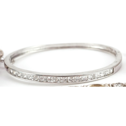 613 - A group of vintage and later silver and white metal jewellery including a hinged bangle set with cle... 