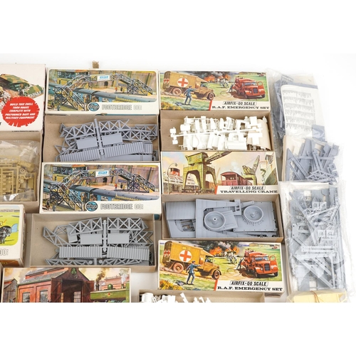 574 - A collection of Airfix OO scale collector's model kits including Girder Bridge construction kit, Cat... 