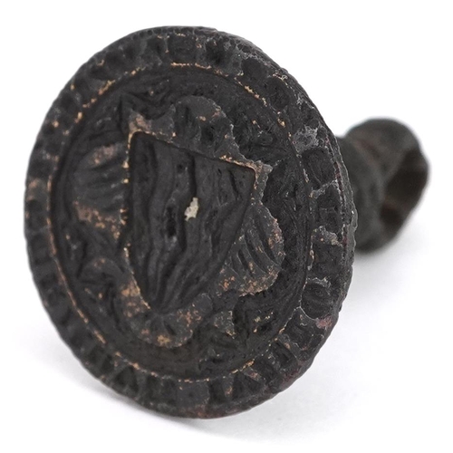 595 - An antique cast metal intaglio seal fob, 3cm high, 18.0g.