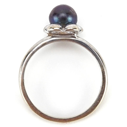 190 - A 9ct white gold black pearl ring, possibly Tahitian, size J/K, 2.1g.