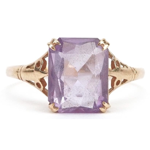 416 - A 9ct gold rectangular cut amethyst ring, size Q, 1.9g.