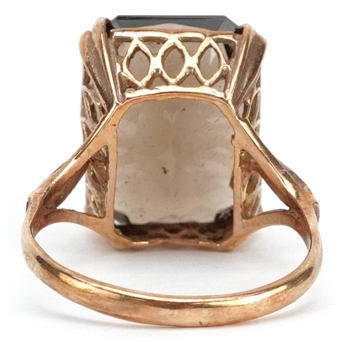 306 - A 9ct gold rectangular cut smoky quartz ring with pierced setting and engraved shoulders, size P, 4.... 