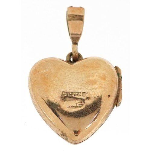 478 - A 9ct gold love heart locket, 22.6mm high, 1.5g.