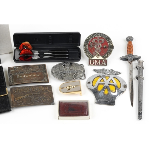 1196 - A mixed group of collector's items to include an AA badge, a British Medical Association car badge, ... 