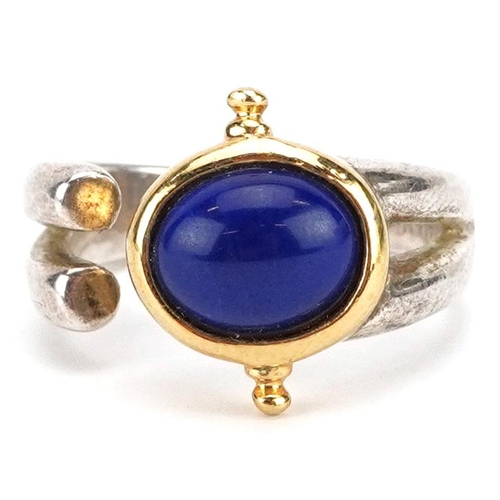 2515 - A Modernist unmarked silver and gold ring set with a turquoise cabochon, size P, 7.7g.