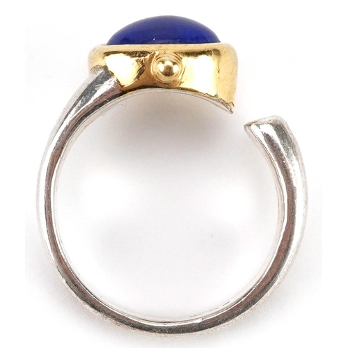 2515 - A Modernist unmarked silver and gold ring set with a turquoise cabochon, size P, 7.7g.