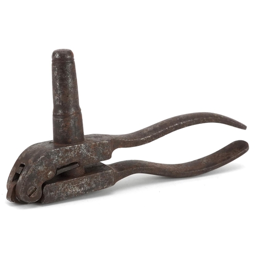 1283 - A late 19th century wrought iron clothes riveter, 23cm in length.