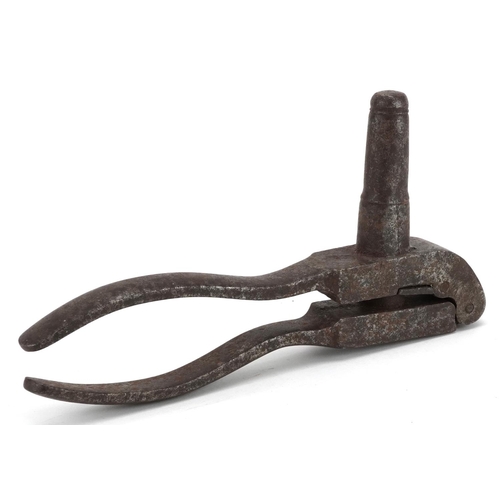 1283 - A late 19th century wrought iron clothes riveter, 23cm in length.