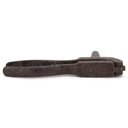 1283 - A late 19th century wrought iron clothes riveter, 23cm in length.