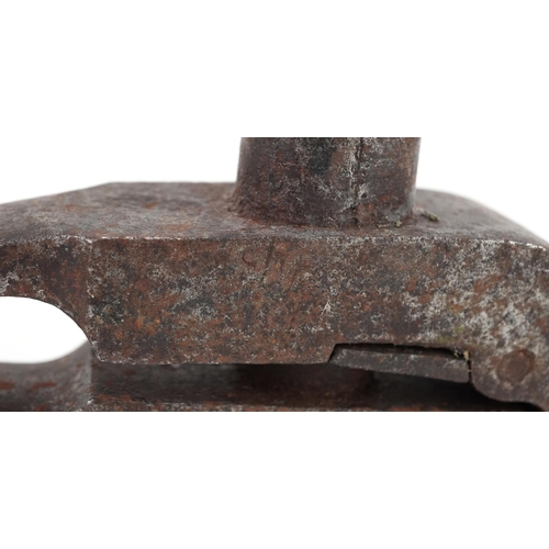 1283 - A late 19th century wrought iron clothes riveter, 23cm in length.