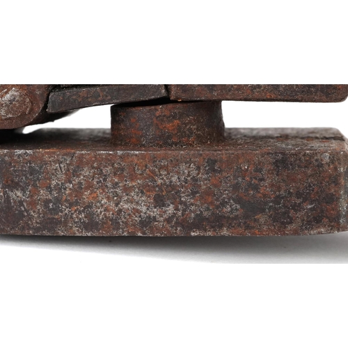 1283 - A late 19th century wrought iron clothes riveter, 23cm in length.