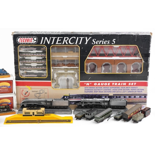 577 - A Peterkin Technic 9 Intercity Series 5 'N gauge' train set, boxed, together with a group of other t... 