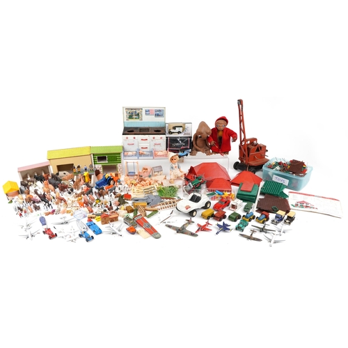 552 - A large collection of vintage and later children's toys including Bayko construction blocks, ET figu... 