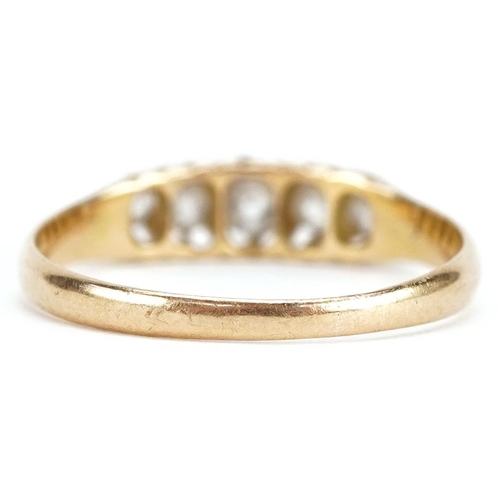 129 - An 18ct gold graduated diamond five stone ring, the largest diamond approximately 2.90mm in diameter... 