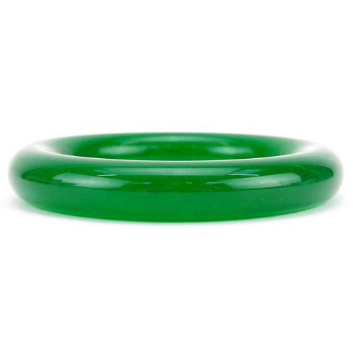 473 - A Chinese green jade bangle, 8.5cm in diameter, 84.0g.