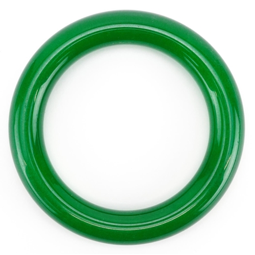 473 - A Chinese green jade bangle, 8.5cm in diameter, 84.0g.