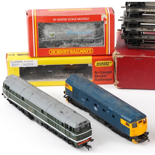 515 - Three Hornby Railways OO gauge boxed tenders together with a box of Hornby O gauge straight rails an... 