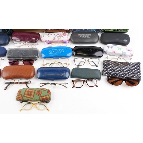 1285 - A collection of various vintage spectacles with cases.