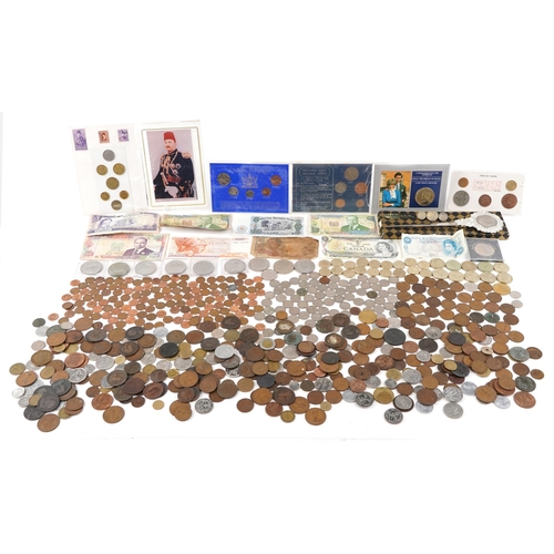 1495 - A quantity of 19th century and later British and world coinage and vintage banknotes including a Ken... 