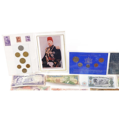 1495 - A quantity of 19th century and later British and world coinage and vintage banknotes including a Ken... 