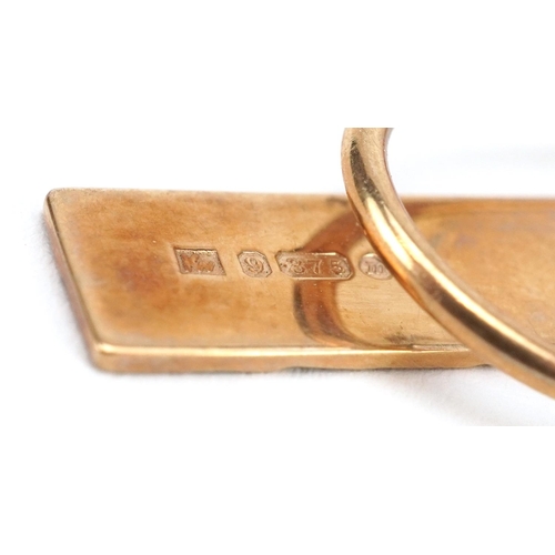 42 - A 9ct gold engine turned tie clip, 5cm in length, 6.5g.