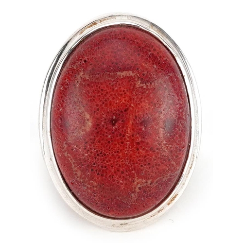 2530 - A silver cabochon hardstone ring, size P, 12.7g.