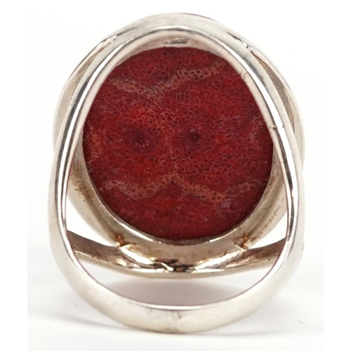 2530 - A silver cabochon hardstone ring, size P, 12.7g.