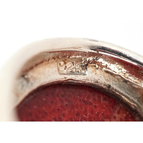 2530 - A silver cabochon hardstone ring, size P, 12.7g.