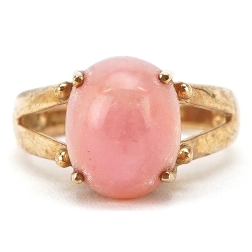 2199 - A 9ct gold cabochon pink stone ring, size N, 5.4g.