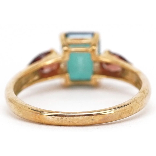 2162 - A 9ct gold rectangular cut green topaz ring with garnet set shoulders, size N, 2.5g.