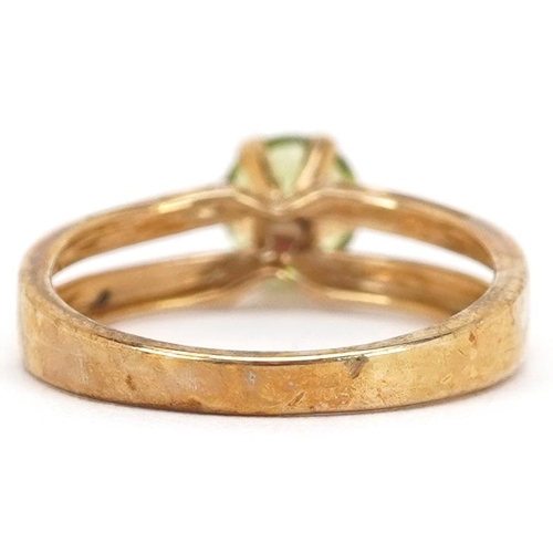 2325 - A 9ct gold green amethyst solitaire ring, size N, 2.4g.