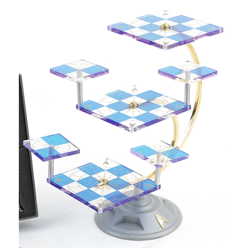 517 - The Official Star Trek tridimensional chess set.