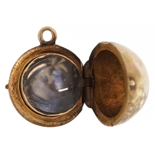 2523 - A yellow metal ball locket pendant, 1.4cm in diameter, 3.5g.