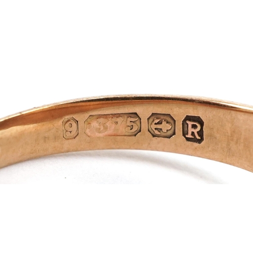 2057 - A 9ct gold signet ring, size T/U, 5.3g.