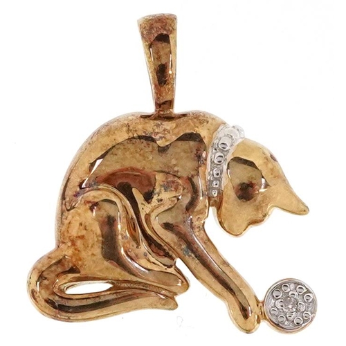 2149 - A silver gilt pendant in the form of a cat with a ball of yarn set with a diamond, 2.1cm high, 2.5g.