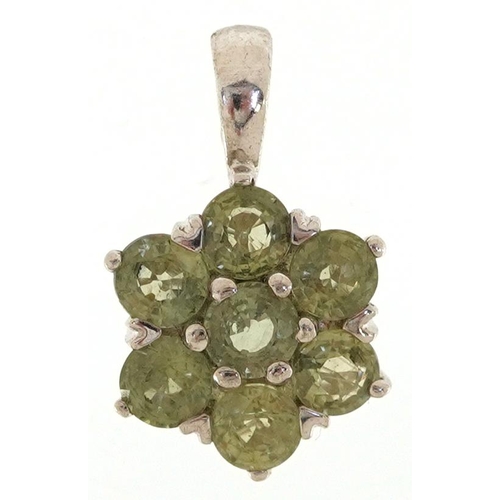 2491 - A 9ct white gold green topaz flower head pendant, 1.8cm high, 1.8g.