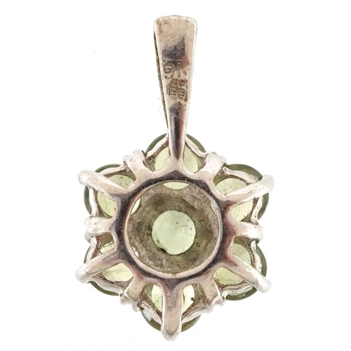 2491 - A 9ct white gold green topaz flower head pendant, 1.8cm high, 1.8g.