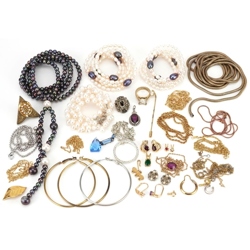 2570 - Vintage and later jewellery including gold plated necklaces and freshwater pearl necklaces.