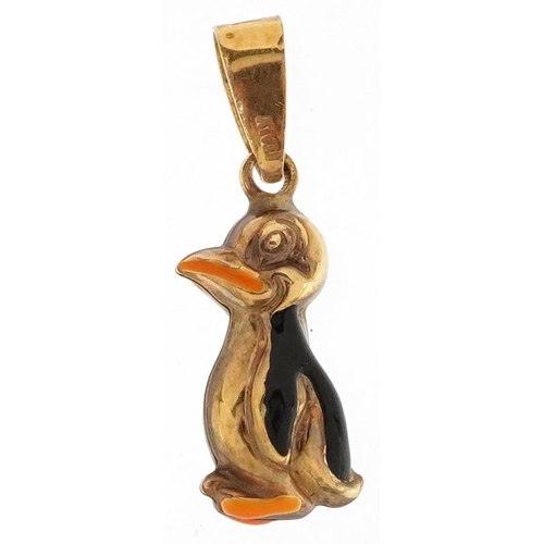 2339 - A 9ct gold and enamel charm in the form of a penguin, 2.6cm high, 1.1g.