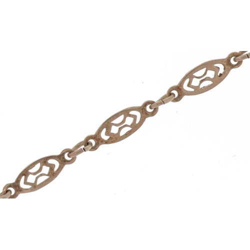 3667 - Unmarked white metal openwork bracelet, 18cm in length, 3.0g