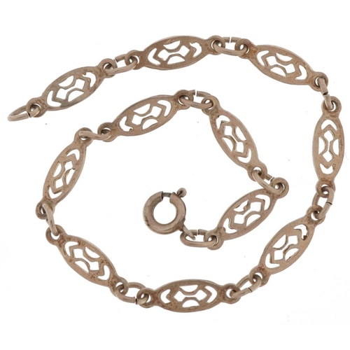 3667 - Unmarked white metal openwork bracelet, 18cm in length, 3.0g