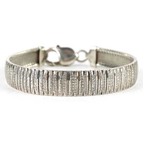 3053 - Silver flat link bracelet, 18cm in length, 19.7g