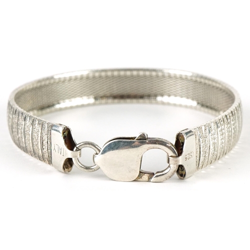 3053 - Silver flat link bracelet, 18cm in length, 19.7g